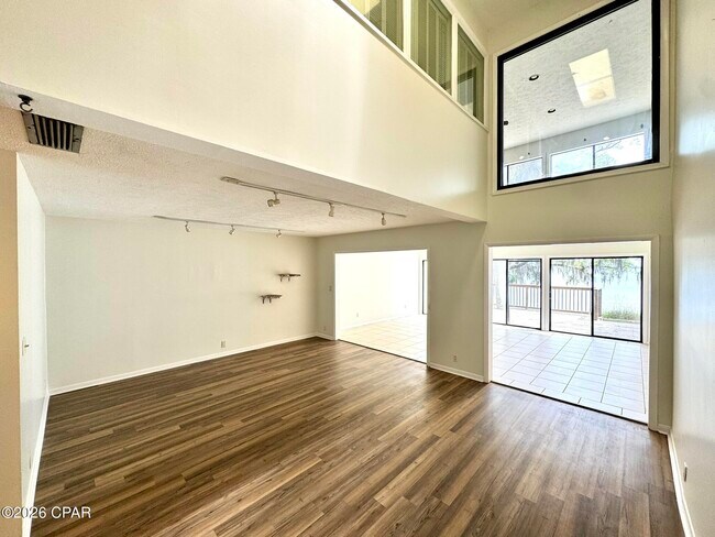 Foto del edificio - 300 Cherry St