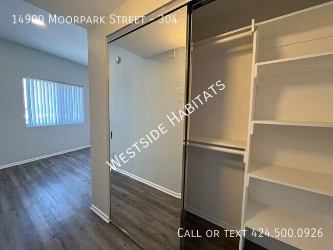 Foto del edificio - 14900 Moorpark St