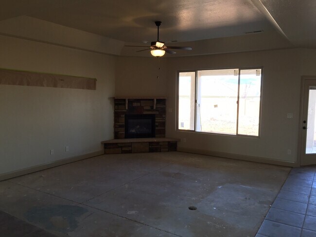 Foto del edificio - 4 bedroom home in Sky Ridge