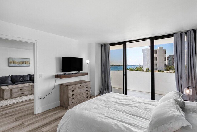 Foto del edificio - 5600 N Flagler Dr