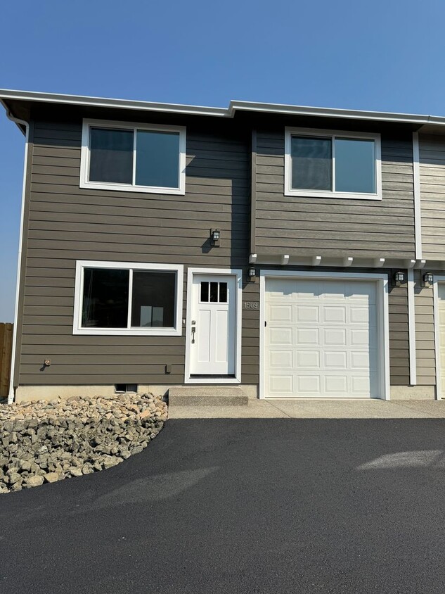 Foto principal - New 3 bedroom 2 1/2 bath home townhome on ...