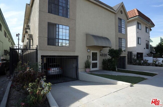 Foto del edificio - 4826 Rosewood Ave