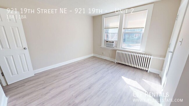 Building Photo - THREE Newly Renovated One Bedroom Apartmen...