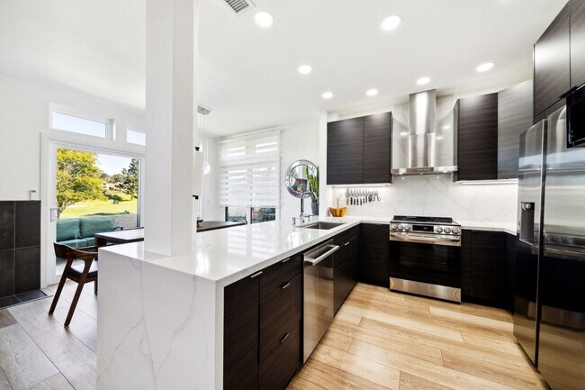 Foto del edificio - Beautifully renovated end-unit townhome