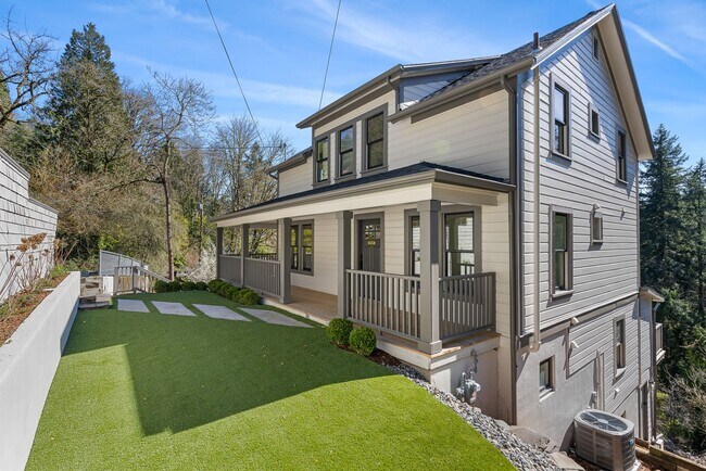 Foto del edificio - Freshly Remodeled Stunner Perched on the H...
