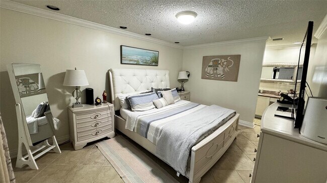 Building Photo - 4001 Carambola Cir N