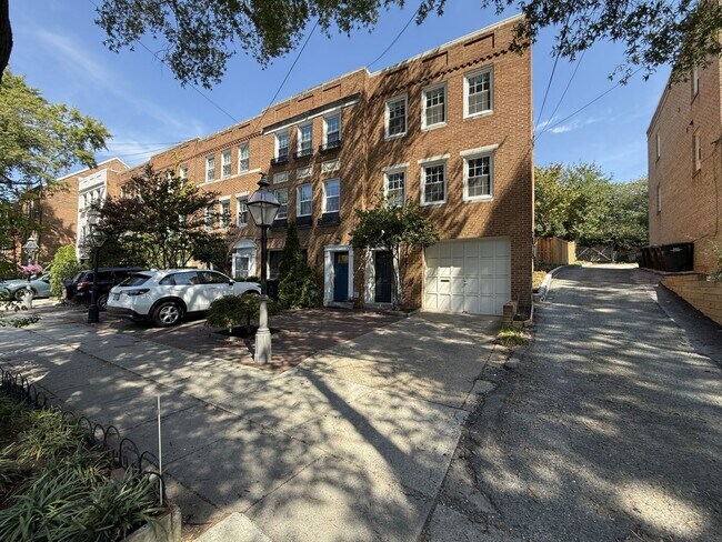 Foto del edificio - 4431 MacArthur Blvd NW