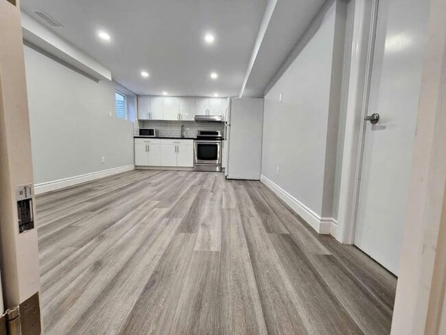 Building Photo - 670 Millbank Dr