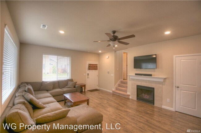 Building Photo - 3 br, 2.5 bath House - 3333 Hydra St NE