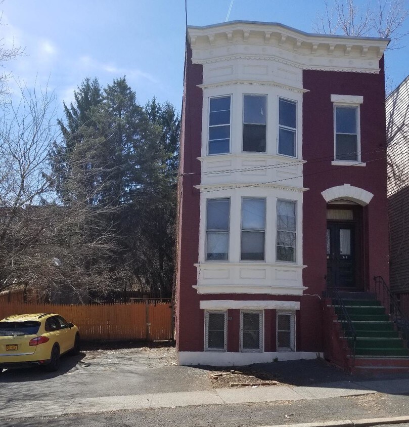 218 Spruce St, Albany, NY 12210 Apartments in Albany, NY