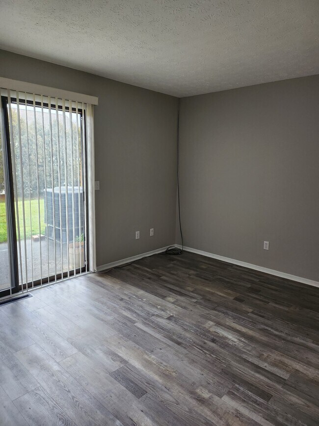 Spacious Living Room - 5195 Cline Rd