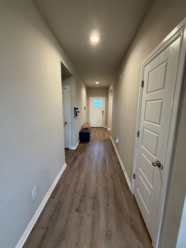 Foto principal - Spacious 4 Bed, 2 Bath Home with Modern Up...