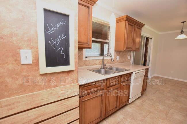 Foto del edificio - 5781 Poinciana Ave