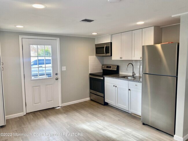 Building Photo - 209 Pine Dr