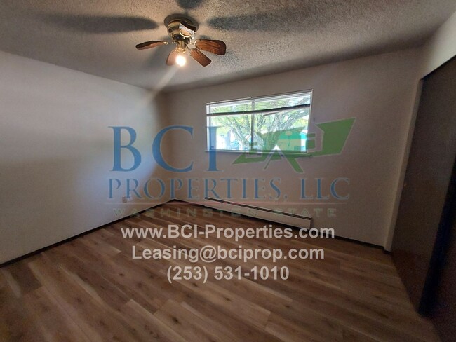 Building Photo - Highly Desired 2 bedroom duplex with garag...