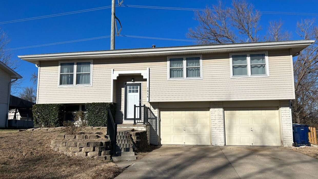 Primary Photo - 3 Bedroom House