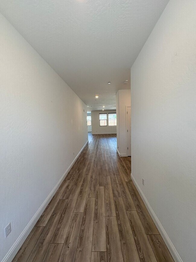 Building Photo - NW Two story home available now!