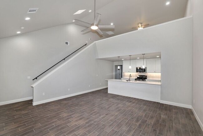 Foto del edificio - 7616 Woodford Ave