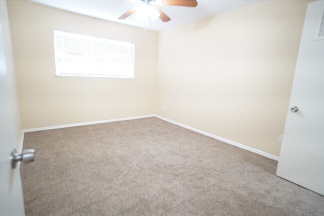 Building Photo - 2414 Mimosa Dr