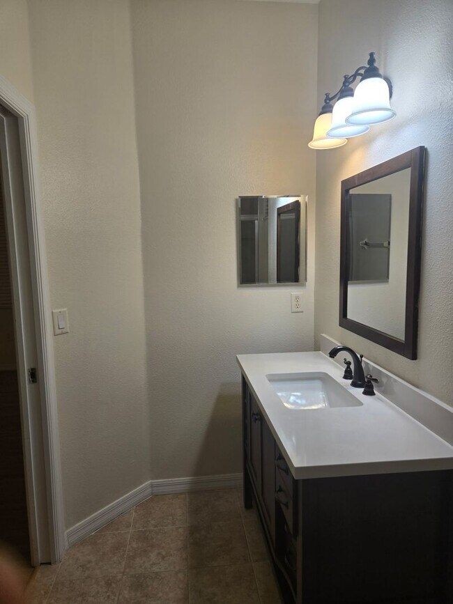 Building Photo - 807 Chelsea Dr