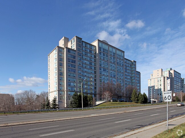 Photo principale - 2020 Don Mills Rd