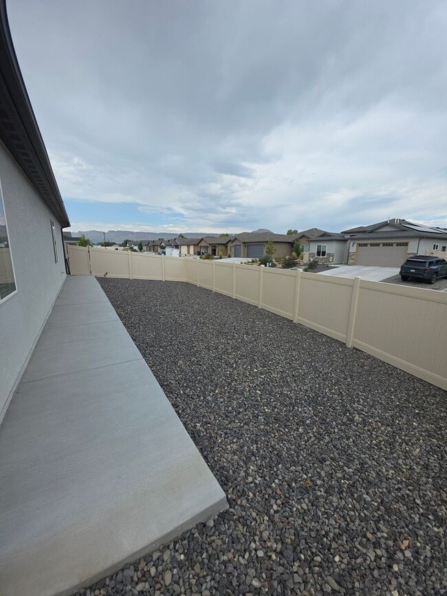 Building Photo - Like-New 3 Bed, 2 Bath Home in a Fantastic...