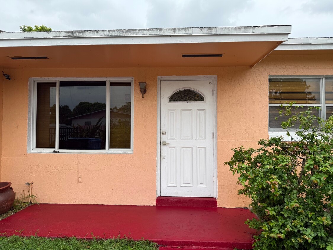 Primary Photo - 3741 SW 54th Ave