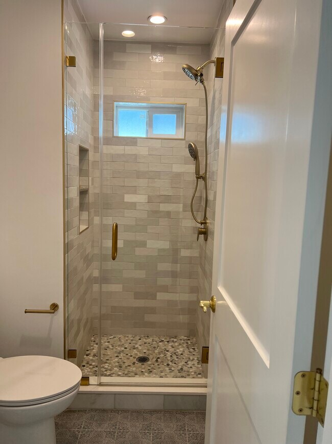 Shower - 1454 N Clybourn Ave