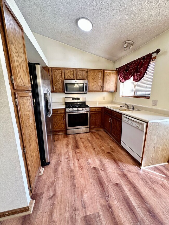 Building Photo - 4218 Goldenridge Way