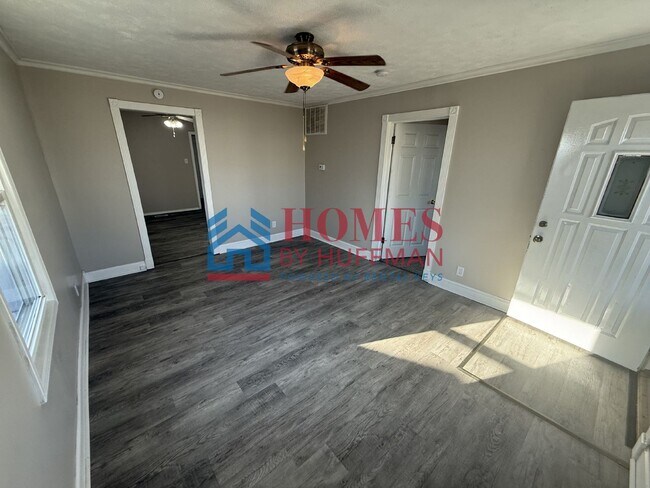 Building Photo - Three Bedroom House | Move In Ready!