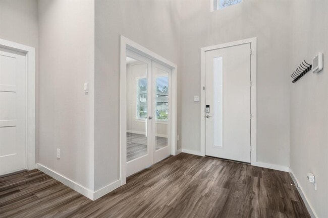 Building Photo - 14261 Lake Lodge Dr