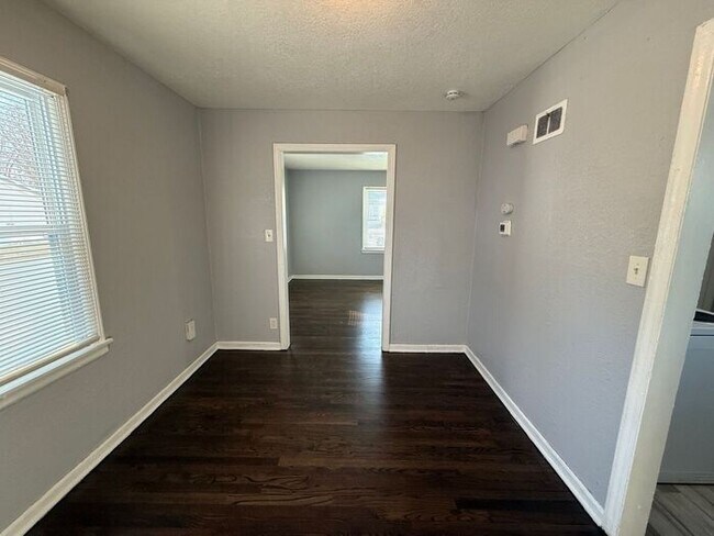 Building Photo - Beautiful 2 Bedroom 1 Bathroom in Kansas City!