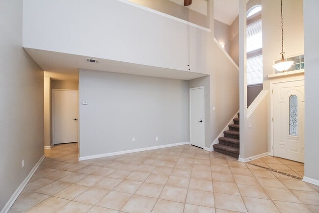 Building Photo - 8440 Auburn Dr
