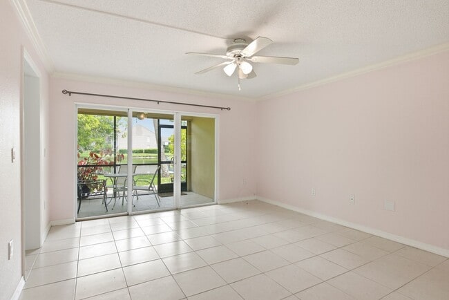 Foto del edificio - 2453 Egret Blvd