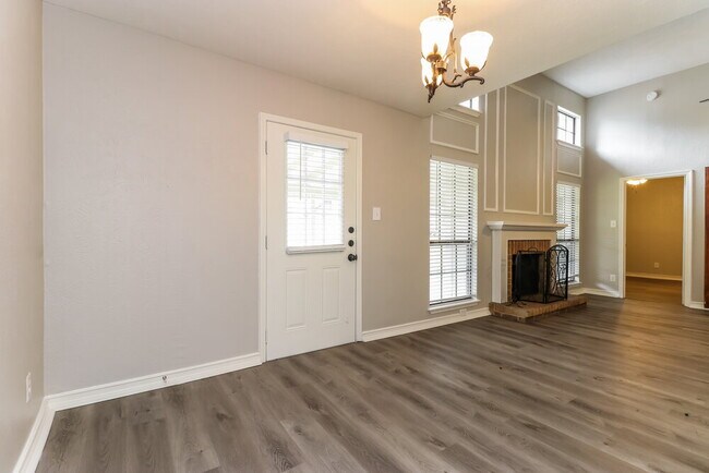 Foto del edificio - 2321 Clareton Dr