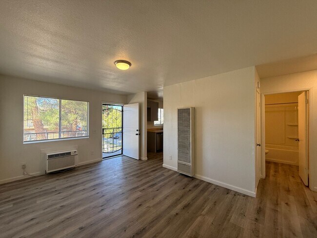 Foto del edificio - Palmdale 1 bedroom - Upstairs unit