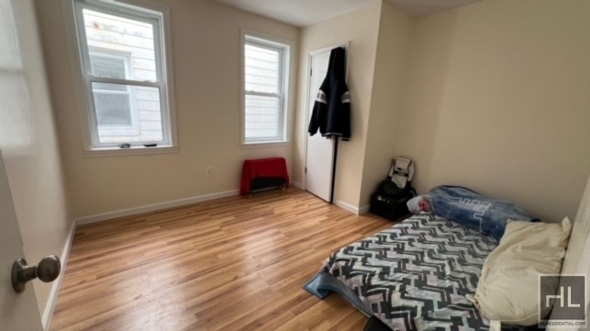 VERY LARGE AND NATURALLY BRIGHT ROOM FOR ... - VERY LARGE AND  NATURALLY BRIGHT ROOM FOR ...