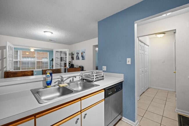 Building Photo - 5013 Thatcher Way