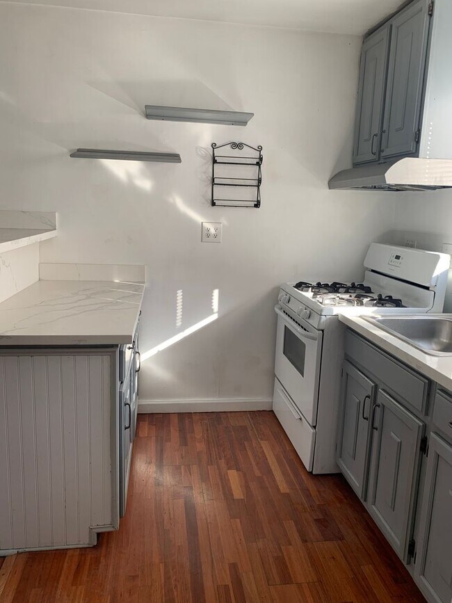 Building Photo - Charming Oakland Unit In The Dimond District!