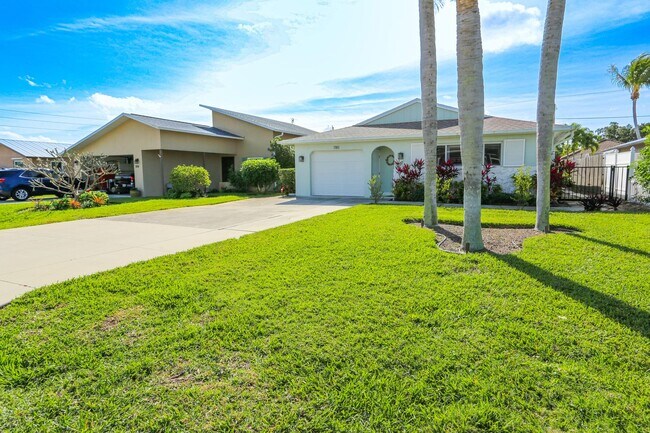 Building Photo - ** NAPLES PARK REMODELED 3/2 BEAUTIFUL HOM...