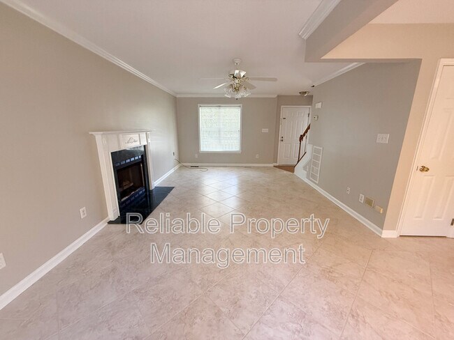 Building Photo - 813 Rainer Ct