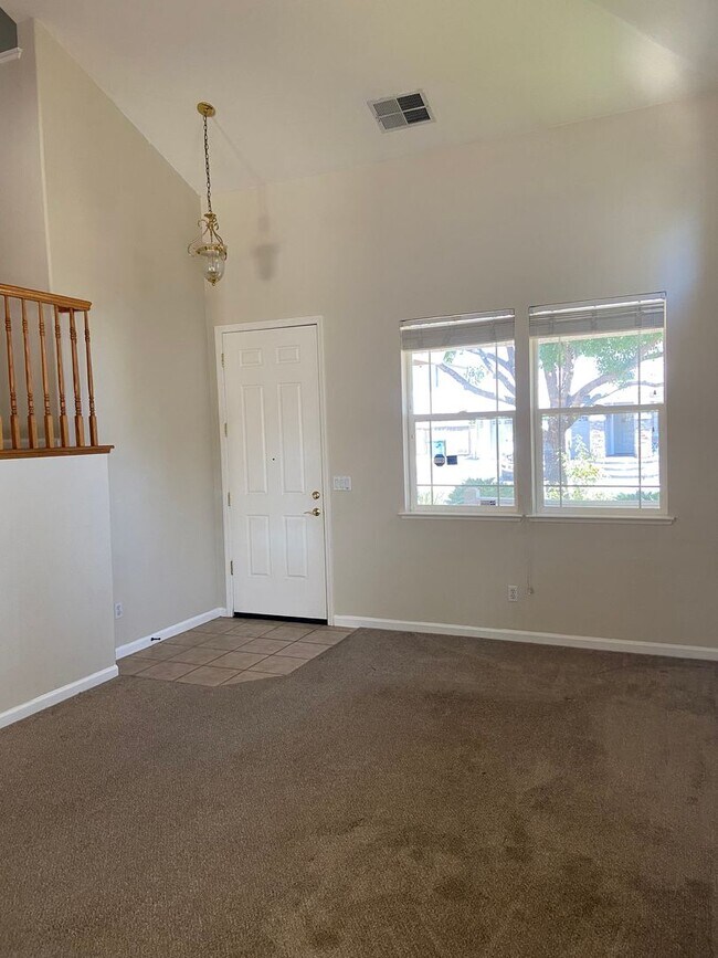 Foto del edificio - Spacious 4Bdrm, 2.5 bath off Sheldon & Hwy 99