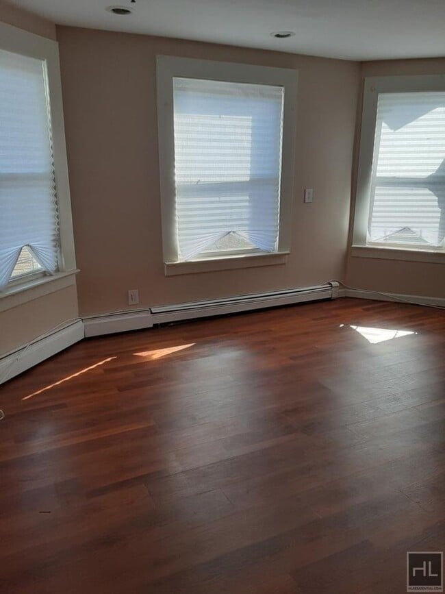 Building Photo - Incredible 2 Bedroom BEACH 118 STREET