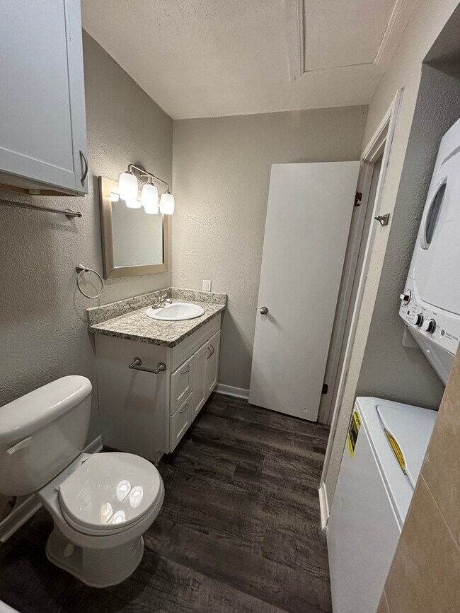 Fully renovated Bathroom - Memorial Fountain