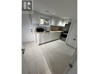 Building Photo - 352 Laurentian Crescent