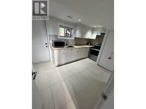 Building Photo - 352 Laurentian Crescent