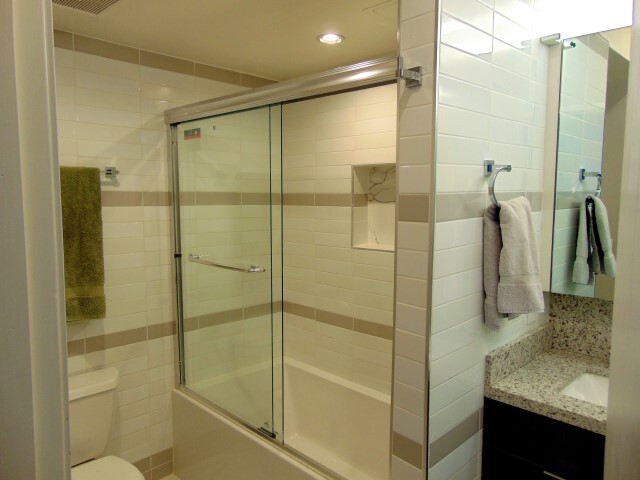 master bath - 622 S Barrington Ave