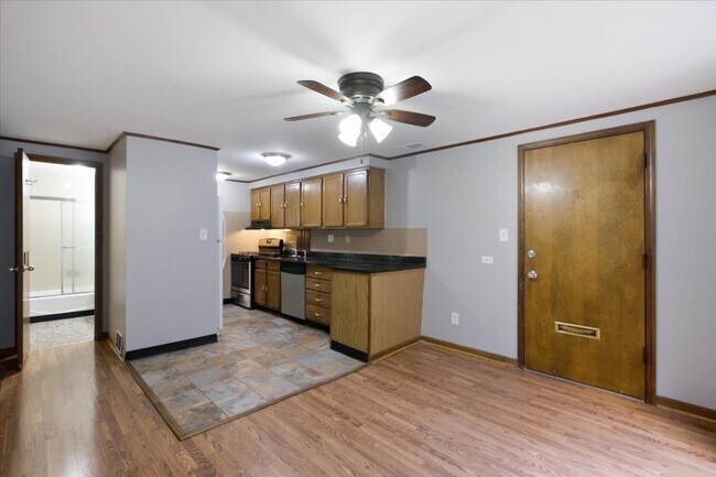 Foto del edificio - 1128 W Diversey Pkwy