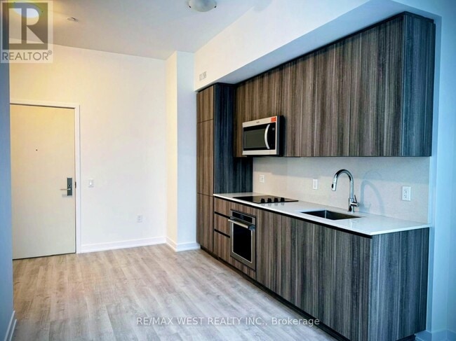 Building Photo - 15 Richardson St