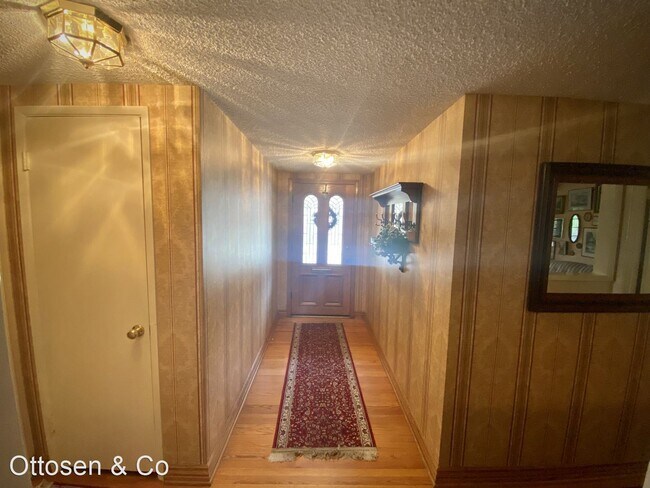 Building Photo - 4 br, 2 bath House - 742 E Virginia Ave